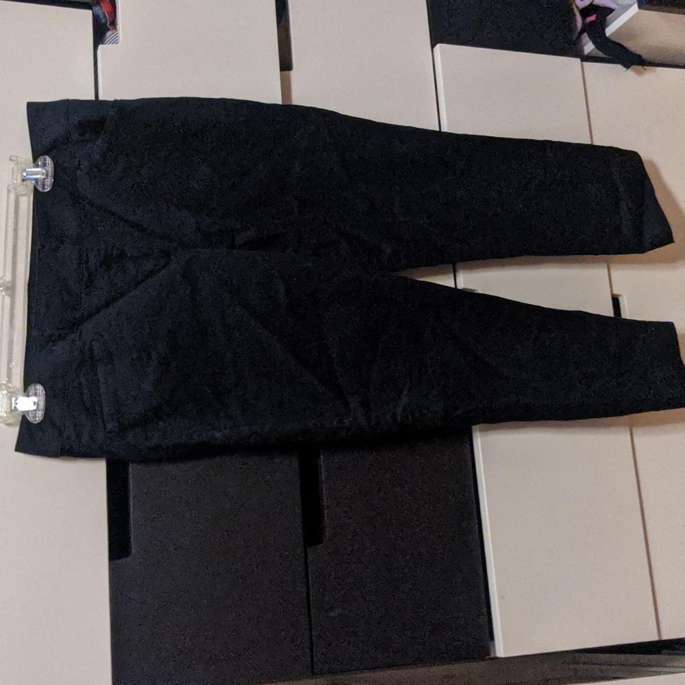 Black New York and Company Size 6 Cropped Pants